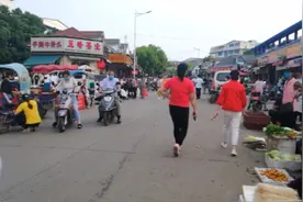 武汉佳海夜市现况：各种商贩的叫卖声，人山人海，如同春运