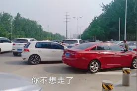 北京高三口语考试路边停车如长龙！这场面壮观不？家长们都...视频封面