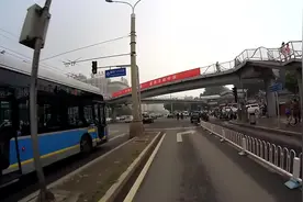 北京骑警低音警报紧急为救护车开道，赞！视频封面