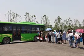 西安开通的免费公交车，现场正在排队，带你先睹为快！视频封面