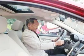 90岁老人身价1008亿，买车却没有驾照，交警直接送一本荣誉驾驶证视频封面