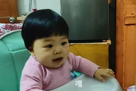 爸爸让宝宝叫爸爸，宝宝居然回答：诶！还喜欢发出奇奇怪怪的声音视频封面