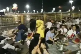 北京：不夜的天安门广场，坐卧躺各种姿势都有，只为看一眼升旗！