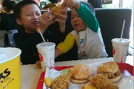 两儿子为一个鸡腿打起来，宝妈气的说：是生二胎的错？你们觉的呢视频封面