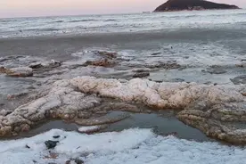 海浪直接被冻在沙滩上，大潮也无一人赶海，多少年没见过这场景了视频封面
