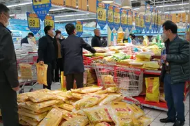 来到兰州最大的超市买粮油，看到货架，才知道自己有多愚蠢视频封面