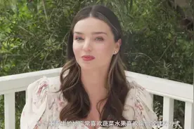 怀三胎的米兰达可儿和妈妈合影像姐妹！妈妈穿花朵刺绣裙更吸睛视频封面