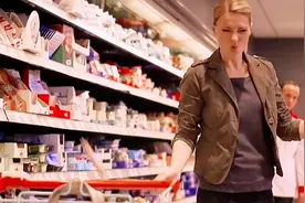 外国女子超市买菜，没想到做出如此行为看后让人大笑视频封面