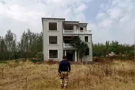 荒无人烟的大山发现一栋别墅，为何无人居住？大叔走进去看吓一跳视频封面