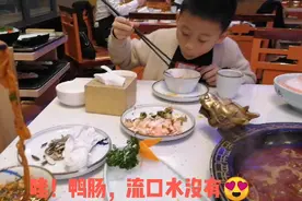 四川人不怕辣，今天和家人一起吃火锅，小孩吃辣子厉害得很哦视频封面