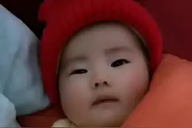 宝宝睡醒了，昼夜颠倒，表示还没搞懂时差