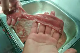 鱼肠好吃，但是难处理。小伙子教你1分钟把鱼肠处理干净，没腥味视频封面