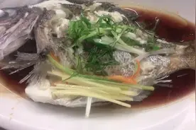 广东大厨清蒸鱼发现一个去鱼腥味的方法，蒸出来不会腥，快收藏！