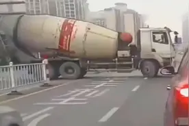 商砼车“嘣”了一个响屁，大家都吓坏了，太奇葩了！