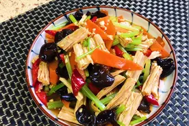 今天分享养生小拌菜，五色腐竹视频封面