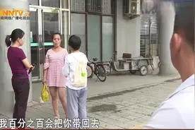 年轻女孩行为异常，见到亲生父母竟叫嚷：你们赶紧走视频封面