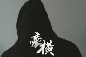 拍照黑洞博主的，男生拍照常见姿势教程，别问我为啥是男生...