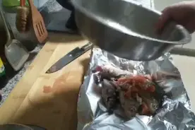 用锡纸包鱼，放微波炉里打一下，结果老婆下班直接嘲讽。