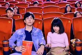 情侣应该干什么事情呢，看电影，吃饭，爱情好像都是这样开始的