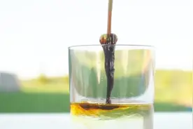 强硫酸有多可怕？看这个鸡蛋的下场，男网友：隔着屏幕都觉得疼视频封面