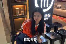 媳妇第一次在商场撒娇，坐在店门口赖不走，我要不要走？视频封面