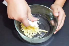 黑色素沉淀有色斑？试试牙膏加生姜，让你的皮肤更显嫩滑细腻