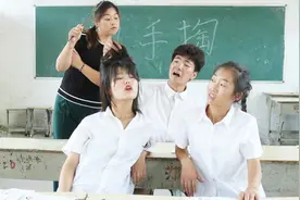 男同学给女同学扎头发，结果女同学被扎疼了，找老师告状，太逗了视频封面