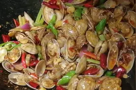 川菜师傅教你“爆炒花甲”最好吃的做法，比烧烤店做的还好吃