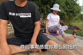 小伙跟美女练习瑜伽动作，痛得呱呱叫还要被训斥，网友笑到肚子疼视频封面