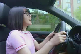 美女司机开车被交警拦下，稀里糊涂不知自己错在哪，交警：驾照怎么考的？视频封面