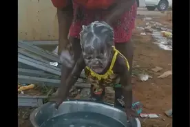 带你见识一下非洲小孩洗头，这妈妈的手法看起来很熟练！