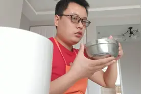 公交司机小张中午跑回家中自己做饭吃，没人给管饭了