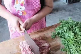 扬起微笑给大家分享香菜饺子的做法，我们全家人都爱吃。视频封面
