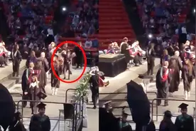 男生毕业典礼上当着全校耍帅秀后空翻 结果操作失误“翻车”了视频封面