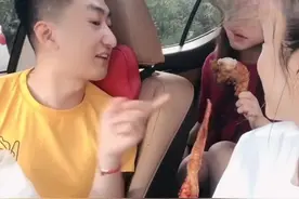 小伙买的鸡腿没拿稳掉了，媳妇嫌脏不吃，小伙把鸡腿给闺蜜吃了视频封面