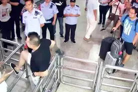 男子错过检票被拒乘车，借酒劲大闹检票口：今天谁也别想上车！视频封面