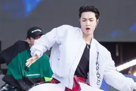 首位芝加哥音乐节表演的华语歌手，张艺兴唱跳全开，燃爆全场视频封面