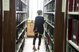 英国美女来中国留学，看图书馆这一幕不解：中国男人为何会这样视频封面