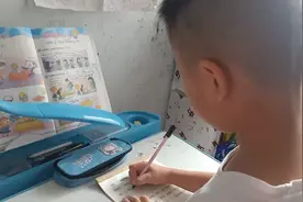儿子在写英语单词，女儿被爸爸强迫做运动。视频封面