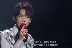 易烊千玺演唱会牵手伴舞女生，频频偷笑，粉丝：自己举牌应援吧视频封面