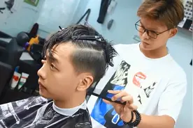 入夏越来越多男生看好带纹理的发型，烫过的就是不一样，蓬松有型