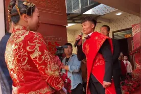 农村小伙结婚，娶了四川的漂亮媳妇，两人流下了幸福的眼泪视频封面