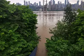 洪峰过境，南滨路交通管制，感觉重庆还是很安全！视频封面
