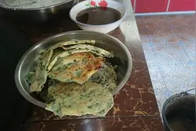 韭菜粑和面一双筷子就搞定，营养又健康，儿子吃十个老公嫌做少
