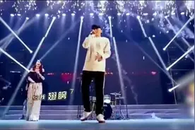 张杰偷回母校，毕业晚会献唱《最美的太阳》，女学妹们炸了！视频封面