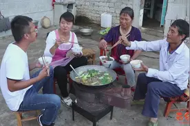 火把节到了，用砂锅煮6斤羊肉，慢炖3小时，全家人围在锅边吃！