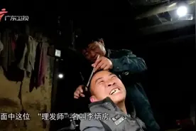 乡村邮递员徒步深山送信送货，不图回报服务村民令人感动不已！视频封面
