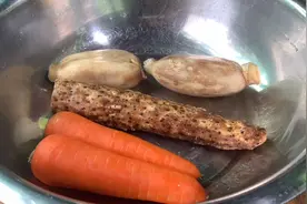 莲藕排骨汤，使用一勺盐简单营养美味。喝上一口窝心暖味视频封面