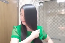 这位70后的大姐拥有一头乌黑亮丽的长发，听听她是怎么保养的？