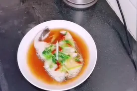 大厨在家里做清蒸鳕鱼，鲜嫩可口，简单好做。视频封面